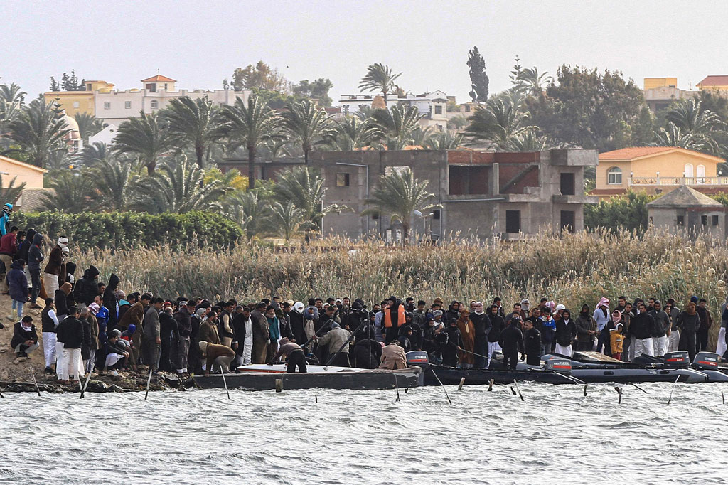 Kerabat korban kapal terbalik berkumpul di pinggir Danau Mariout, 20 kilometer (12 mil) barat kota Alexandria, Mesir, pada Selasa, 23 Februari 2021, ketika tim SAR melakukan operasi penyelamatan.