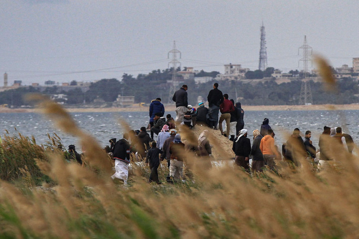 Tujuh orang selamat dalam kecelakaan di Danau Mariout tersebut, termasuk lima orang yang membutuhkan perawatan medis, kata sebuah pernyataan. Pencarian sedang dilakukan untuk menemukan sejumlah orang hilang.