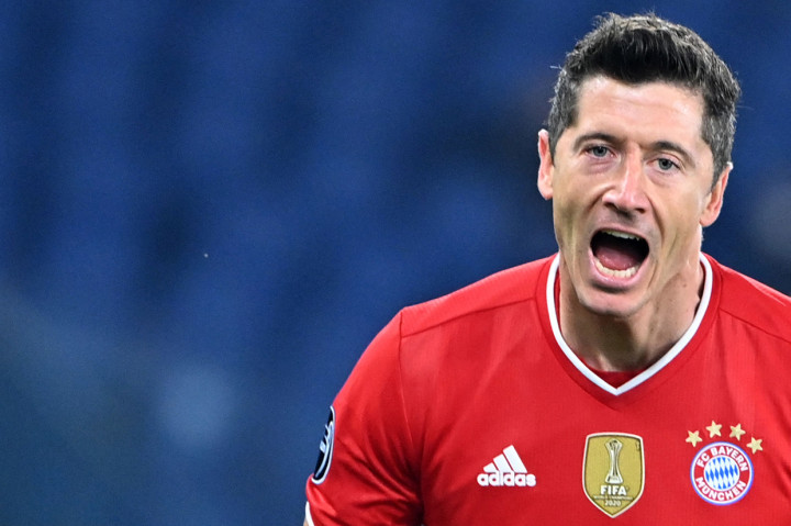 Robert Lewandowski melakukan selebrasi usai mencetak gol ke gawang Lazio.