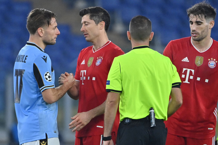 Die Roten baru bisa tersisih jika Lazio nantinya membalas dengan kemenangan 4-0.