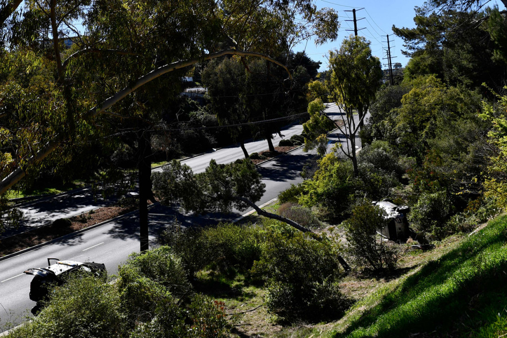 Menurut keterangan kepolisan Los Angeles, mobil SUV warna abu-abu gelap tersebut tiba-tiba saja kehilangan kendali dan berputar beberapa kali, sebelum keluar ke sisi jalan perbatasan Rolling Hills Estates dan Rancho Palos Verdes.