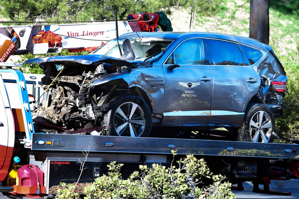 Mobil Wood mengalami kerusakan cukup parah dan pemiliknya harus dievakuasi menggunakan jaws of life, alat yang menyerupai capit kepiting.