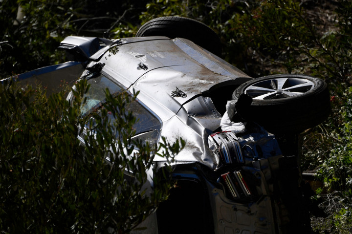 Foto beredar menunjukan mobil SUV milik Tiger Woods ringsek di pinggir jalan. Kecelakaan ini bersifat tunggal dan tak ada korban lain.
