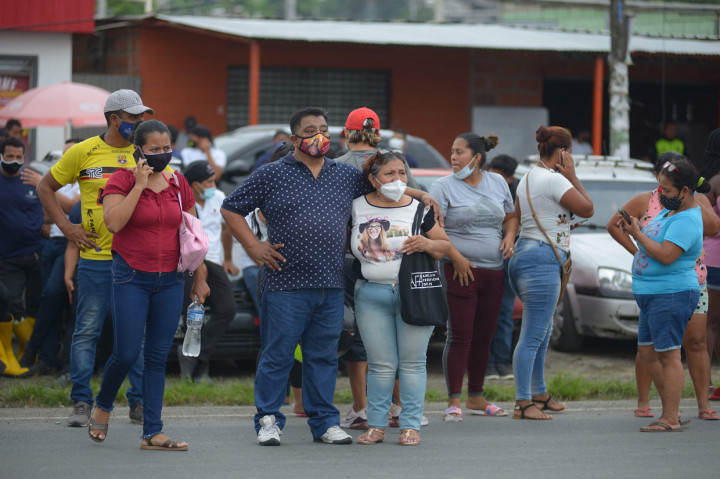 Kerabat para tahanan di Pusat Perampasan Liberty Zona 8 terlihat saat mereka menunggu berita, di Guayaquil, Ekuador.