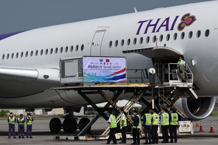 Petugas memindahkan kontainer bersisi vaksin COVID-19 Sinovac ke dalam truk usai pengiriman 200,000 dosis dari China setibanya di Suvarnabhumi International Airport, Bangkok, Thailand.