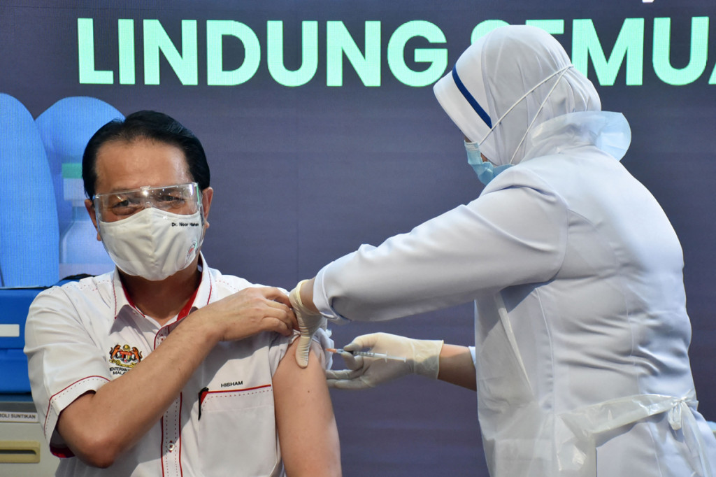 Direktur Jenderal Kesehatan Malaysia Noor Hisham Abdullah menerima dosis pertama vaksin virus corona Pfizer / BioNTech Covid-19 di sebuah klinik pemerintah di Putrajaya.