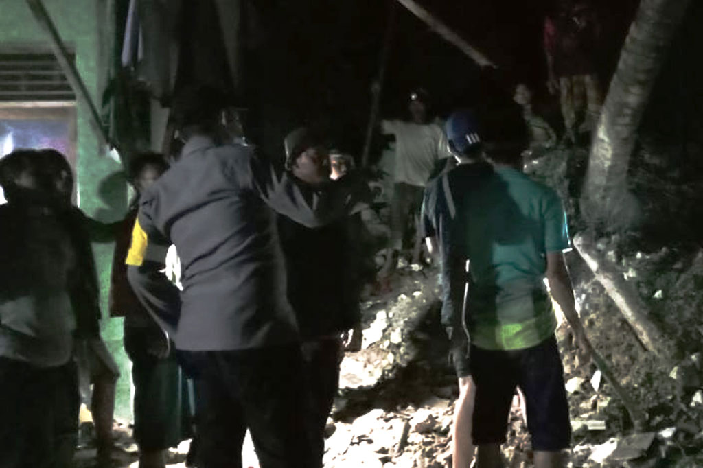 Sebanyak lima orang santri Pondok Pesantren An-Nidhomiyah Pamekasan, Jawa Timur, meninggal dunia akibat musibah tebing longsor yang terjadi pada Rabu, 24 Februari 2021 sekitar pukul 02.00 WIB.