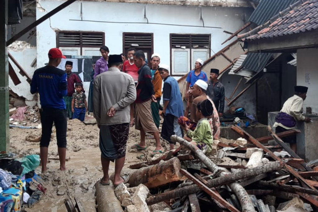 Bencana tebing longsor terjadi berawal saat hujan lebat yang terjadi  pada Rabu dini hari mulai sekitar pukul 00.30 WIB. Tiba-tiba tebing setinggi sekitar 7 meter yang ada di samping ponpes longsor dan menimpa dua kamar pondok putri yang ditempati tujuh orang.