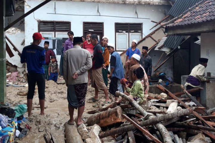 Bencana tebing longsor terjadi berawal saat hujan lebat yang terjadi  pada Rabu dini hari mulai sekitar pukul 00.30 WIB. Tiba-tiba tebing setinggi sekitar 7 meter yang ada di samping ponpes longsor dan menimpa dua kamar pondok putri yang ditempati tujuh orang.