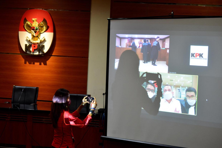 Jurnalis merekam suasana sidang perdana yang digelar secara virtual p enyuap mantan Menteri Sosial Juliari Peter Batubara, Haris Sidabukke di Gedung Komisi Pemberantasan Korupsi (KPK), Rasuna Said, Jakarta.