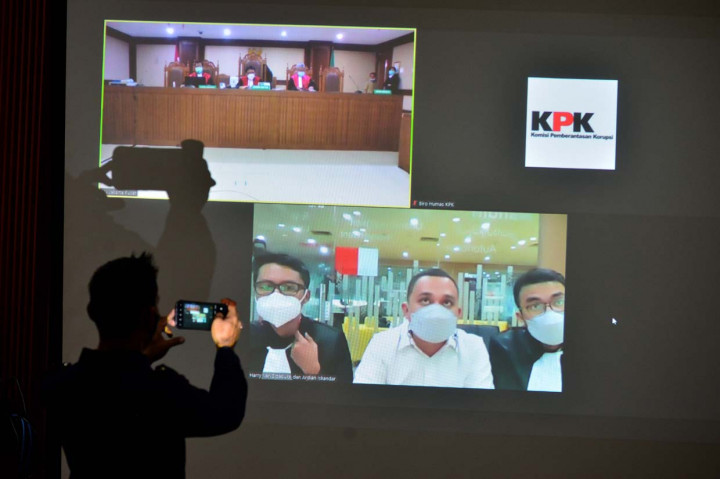 Keduanya akan didakwa dengan Pasal 5 ayat (1) huruf b atau Pasal 13 Undang-Undang RI Nomor 31 Tahun 1999 tentang Pemberantasan Tindak Pidana Korupsi sebagaimana diubah dengan Undang-Undang RI Nomor 20 tahun 2001 Tentang Perubahan Atas Undang-Undang RI Nomor 31 Tahun 1999 Tentang Pemberantasan Tindak Pidana Korupsi Juncto Pasal 64 ayat (1) KUHPidana.