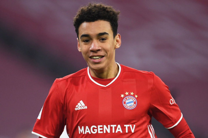 Kurang dari 24 jam setelah menjadi pemain termuda Bayern Muenchen yang mencetak gol di Liga Champions, gelandang timnas Inggris U-21, Jamal Musiala, Rabu, 24 Februari 2021, memutuskan untuk memilih negara kelahirannya Jerman dibanding Timnas Inggris.