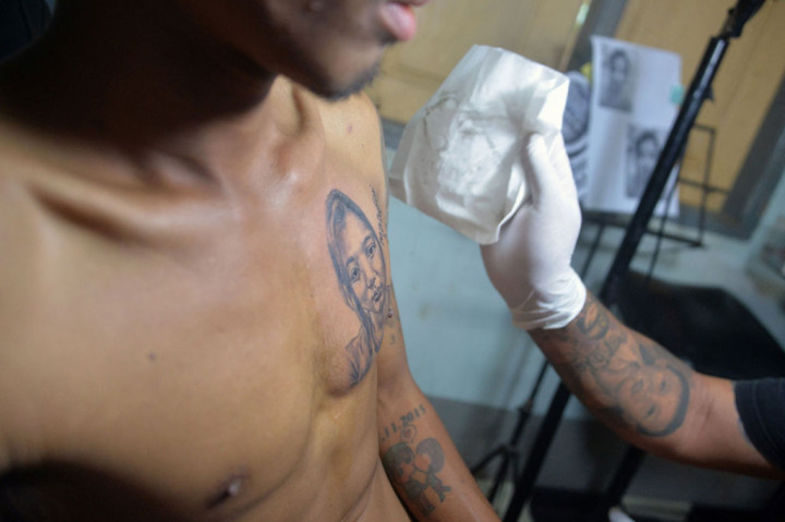 Untuk mengenang cintanya kepada Mya Thwate Thwate Khaing, Hein Yar Zar membuat tato bergambar wajah perempuan berusia 30 tahun itu di dada sebelah kirinya.