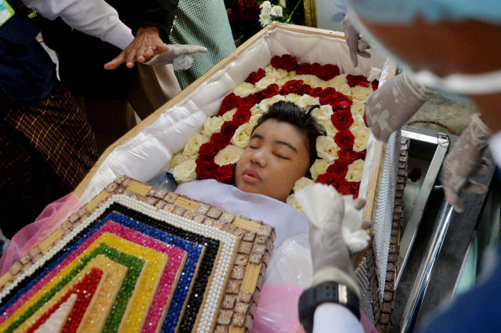 Seperti diketahui, Mya Thwate Thwate Khaing, meninggal setelah sempat menjalani perawatan dengan dukungan alat penunjang hidup selama 10 hari sejak ia ditembak oleh polisi, yang menindak para pengunjuk rasa damai yang menentang kudeta militer Myanmar.