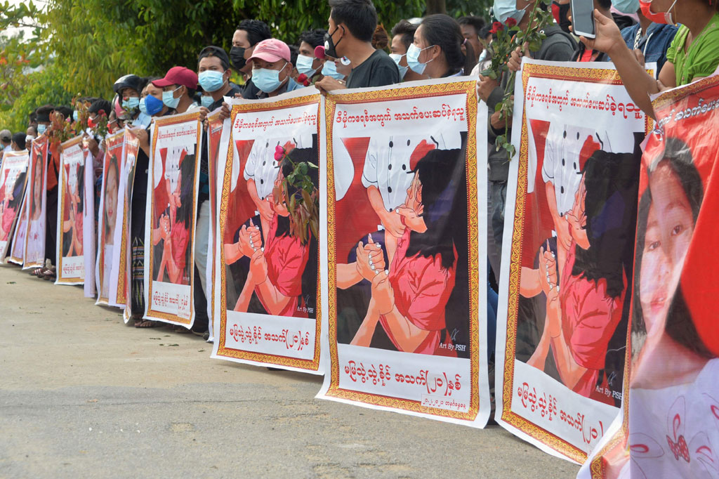 Sehari setelah penembakan, mereka menggantung foto pertama dari beberapa potret besar perempuan tersebut dari sebuah jembatan di pusat kota Yangon, dengan spanduk bertuliskan 'Mari bersama-sama melawan diktator yang membunuh rakyat'.