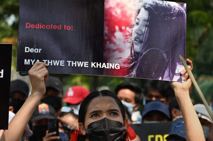 Sebagai korban pertama dalam protes terbesar di Myanmar selama lebih dari satu dekade, kematian Mya Thwate Thwate Khaing telah memicu kemarahan di seluruh negeri dan meningkatkan gejolak atas penggulingan pemerintahan sipil pada 1 Februari lalu. Massa berunjuk rasa sambil memegang foto diri Mya Thwate Thwate Khaing sambil menyerukan kediktatoran diakhiri.