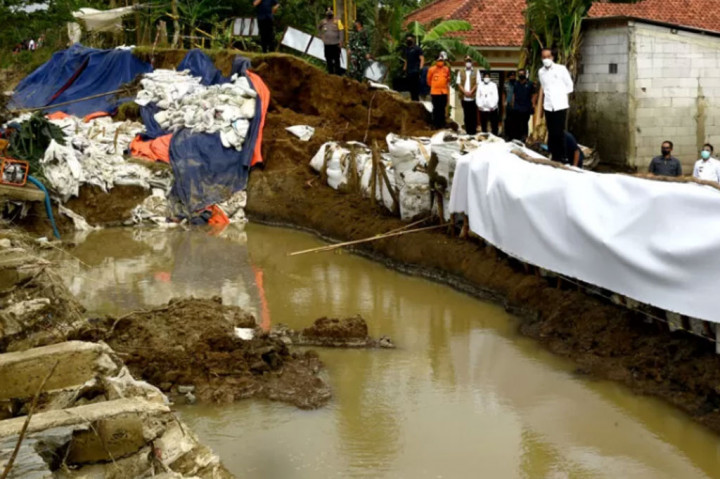 Presiden Joko Widodo meninjau lokasi jebolnya tanggul Sungai Citarum di Pebayuran, Kabupaten Bekasi, Jawa Barat, Rabu, 24 Februari 2021.