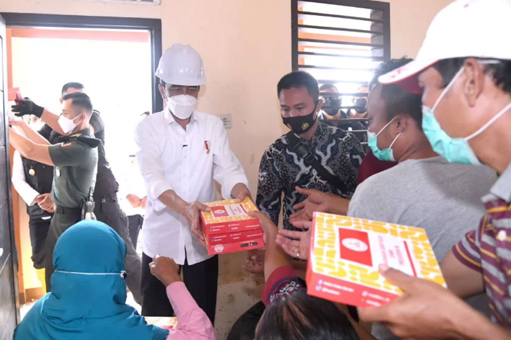 Presiden juga memerintahkan jajarannya untuk menangani kerusakan rumah warga akibat jebolnya tanggul tersebut.