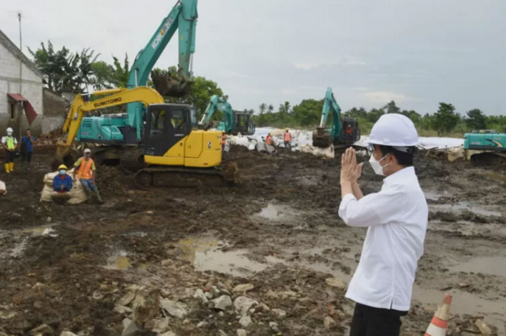 Dalam peninjauan tersebut, Presiden yang tiba sekitar pukul 15.10 WIB di lokasi langsung meninjau proses pengurukan di desa terdampak banjir. Tampak sejumlah alat berat seperti ekskavator digunakan dalam proses pengurukan tersebut.