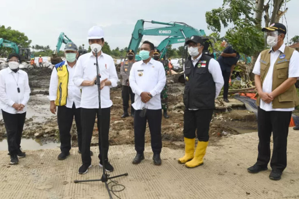 Dalam peninjauan itu, Presiden Jokowi didampingi Menteri Pekerjaan Umum dan Perumahan Rakyat Basuki Hadimuljono, Menteri Sosial Tri Rismaharini, Kepala Badan Nasional Penanggulangan Bencana (BNPB) Doni Monardo, Gubernur Jawa Barat Ridwan Kamil, dan Bupati Bekasi Eka Supria Atmaja.