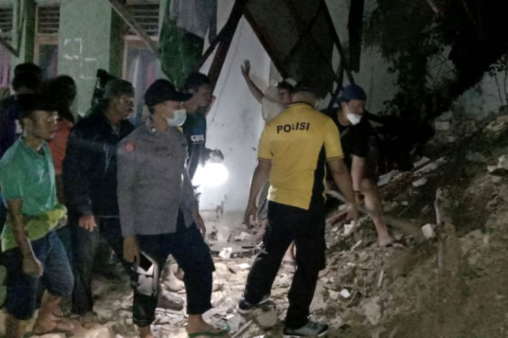 Sebanyak lima orang santri Pondok Pesantren An-Nidhomiyah Pamekasan, Jawa Timur, meninggal dunia akibat musibah tebing longsor yang terjadi pada Rabu, 24 Februari 2021 sekitar pukul 02.00 WIB.