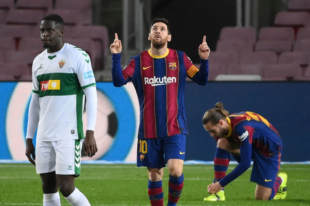 Lionel Messi melakukan selebrasi usai mencetak gol ke gawang Elche.