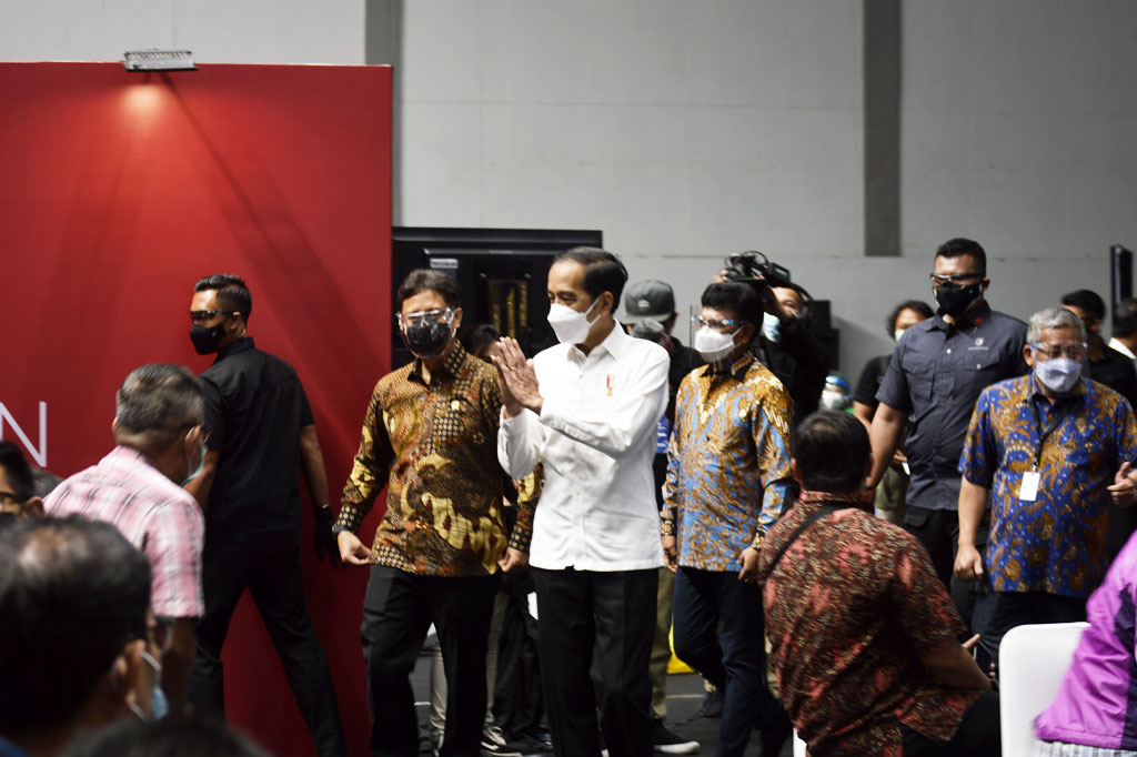 Presiden Joko Widodo (Jokowi) meninjau langsung proses vaksinasi covid-19 massal terhadap ribuan wartawan di Hall A Basket, Gelora Bung Karno (GBK), Jakarta, Kamis, 25 Februari 2021.