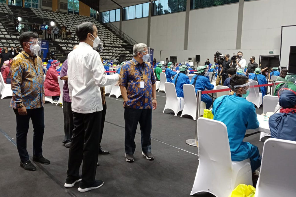 Dalam kunjungannya, Jokowi didampingi Menteri Kesehatan Budi Gunadi Sadikin, Menteri Komunikasi dan Informatika Johnny G Plate, dan Ketua Dewan Pers Mohmmad Nuh. Dengan mengenakan kemeja putih Jokowi berkeliling menyaksikan proses vaksinasi tersebut.