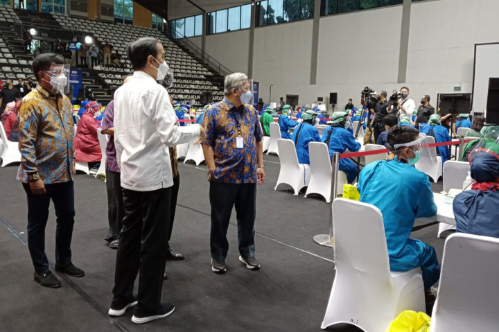 Dalam kunjungannya, Jokowi didampingi Menteri Kesehatan Budi Gunadi Sadikin, Menteri Komunikasi dan Informatika Johnny G Plate, dan Ketua Dewan Pers Mohmmad Nuh. Dengan mengenakan kemeja putih Jokowi berkeliling menyaksikan proses vaksinasi tersebut.
