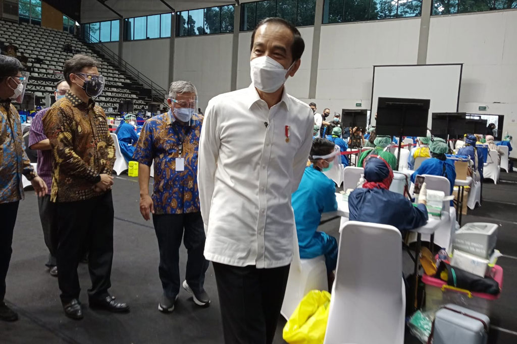 Selama kunjungan, Jokowi dan rombongan tetap mematuhi protokol kesehatan dengan memakai masker, pelindung wajah, dan menjaga jarak.