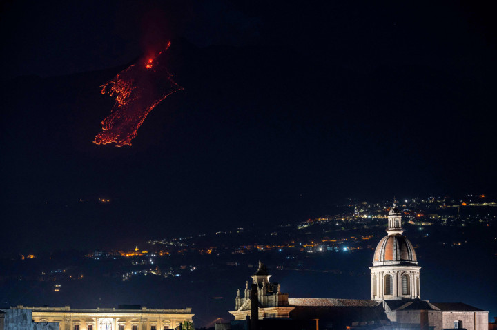Gunung Etna kembali meletus dan semburan lava panasnya menerangi langit Sisilia, Italia.