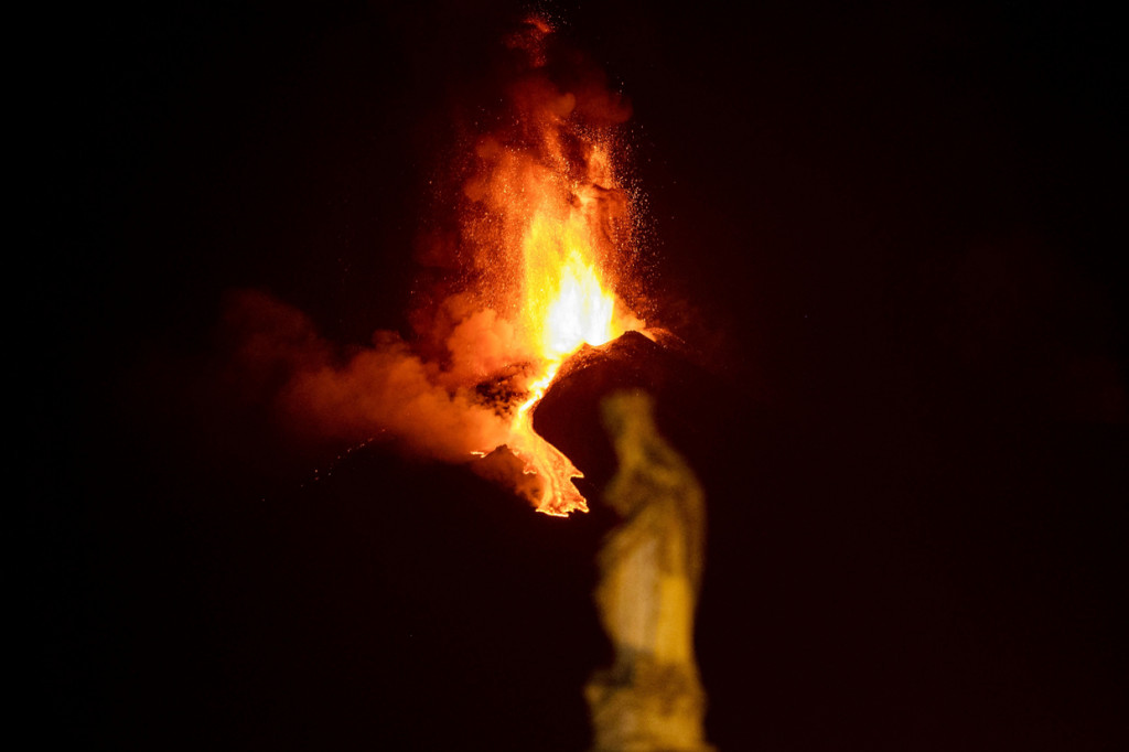 Erupsi Gunung Etna dimulai awal pekan ini dan sejak itu gunung tersebut telah mengepulkan asap oranye dan awan panas nan tebal.