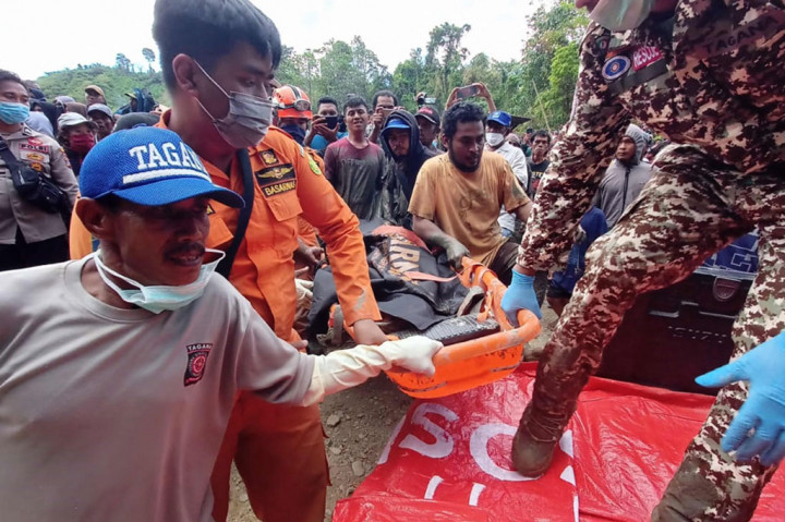 Pertambangan emas tanpa izin (PETI) di Dusun Sina'a, Desa Buranga, Kecamatan Ampibabo, Parigi Moutong, Sulawesi Tengah, longsor, Rabu, 24 Februari 2021. Akibat kejadian tersebut sekitar 23 korban tertimbun, sebanyak 16 di antaranya selamat, enam meninggal, dan seorang korban masih dalam pencarian.