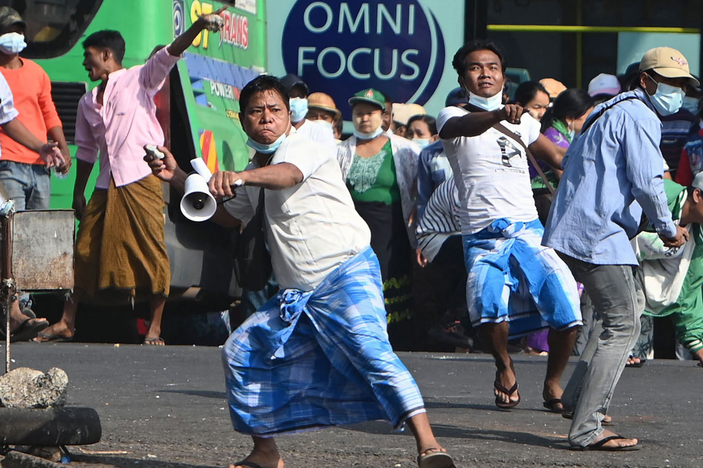 Para pendukung Junta yang memegang pisau dan ketapel bentrok dengan warga anti-kudeta di Myanmar pada Kamis, 25 Februari 2021. Ini merupakan bentrokan pertama antara pihak berlawanan saat negara itu mendekati satu bulan pemerintahan junta militer.