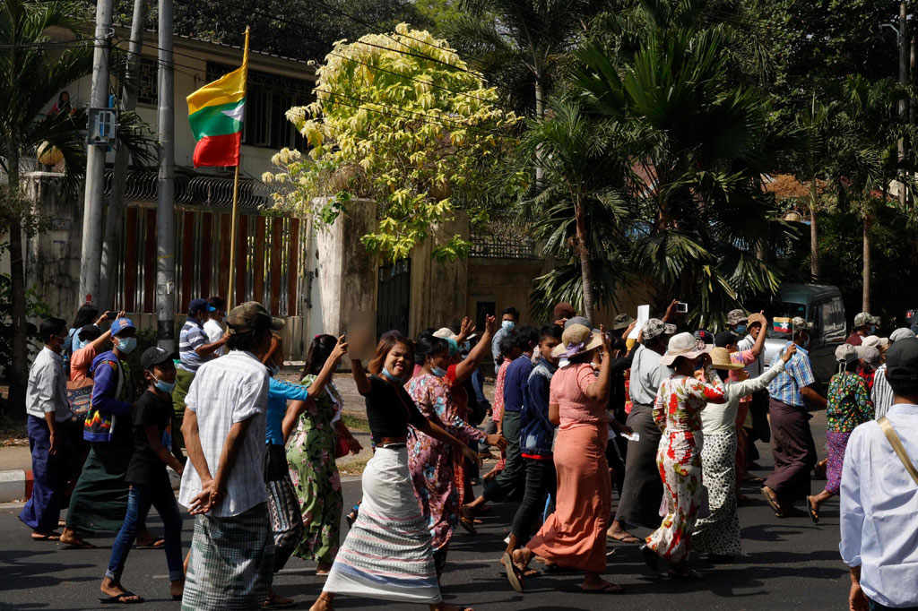 Awalnya, pada Kamis pagi para pendukung junta yang membawa spanduk pro-militer berbaris melalui pusat komersial Myanmar Yangon untuk mengolok-olok warga.
 Pihak berwenang memberi mereka akses ke Sule Pagoda, landmark lokal di persimpangan utama yang dalam beberapa hari terakhir dibarikade untuk mencegah pengunjuk rasa anti-kudeta berkumpul.