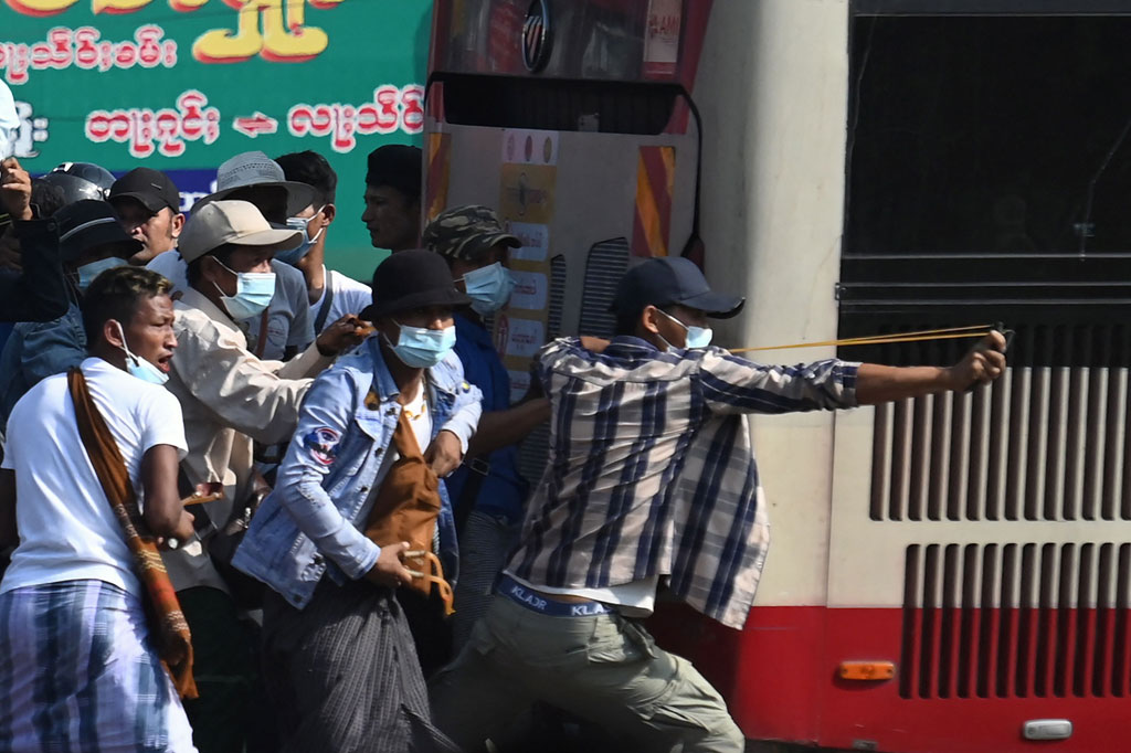 Mereka melawan, menahan sejumlah orang sampai polisi muncul untuk menyingkirkan para tersangka penyerang.