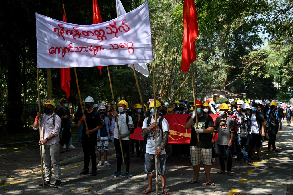 Demonstrasi anti-kudeta berlanjut tanpa insiden di seluruh kota - mahasiswa di Universitas Yangon mengibarkan bendera merah khas Partai Liga Nasional untuk Demokrasi Suu Kyi, sementara para pekerja medis melewati persimpangan-persimpangan utama.
