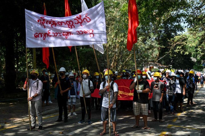 Demonstrasi anti-kudeta berlanjut tanpa insiden di seluruh kota - mahasiswa di Universitas Yangon mengibarkan bendera merah khas Partai Liga Nasional untuk Demokrasi Suu Kyi, sementara para pekerja medis melewati persimpangan-persimpangan utama.