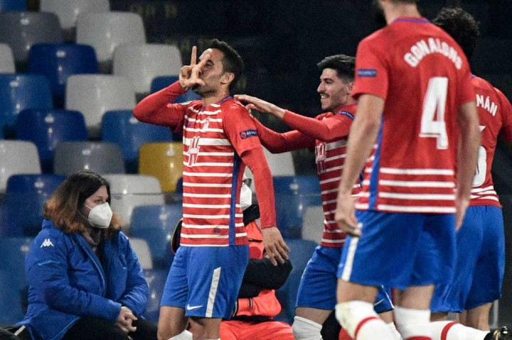 Tuan rumah gagal menjaga keunggulan dan pada menit ke-25 sebuah sundulan Angel Montoro menyambut umpan silang Dimitri Foulquier berhasil membuat Granada menyamakan kedudukan 1-1.