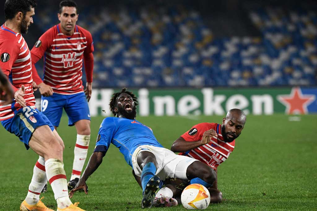 Membutuhkan setidaknya dua gol lagi untuk memenangi babak 32 besar, Napoli terus berusaha menggempur pertahanan Granada di sisa waktu yang ada. Tak kurang dari 11 percobaan dilepaskan Napoli, tetapi skor 2-1 tak berubah hingga peluit tanda laga usai berbunyi.