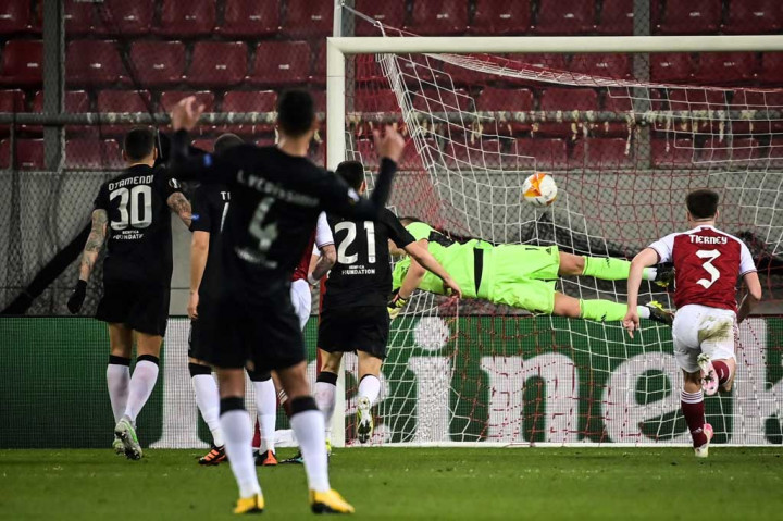 Benfica kemudian bangkit dan berusaha menyamakan kedudukan. Kerja keras tim tamu akhirnya membuahkan hasil dua menit jelang turun minum ketika Diogo Goncalves mengeksekusi tendangan bebas melewati pagar hidup dan bola melesak ke pojok kiri atas gawang yang tak terjangkau kiper Bernd Leno demi membuat kedudukan menjadi 1-1.