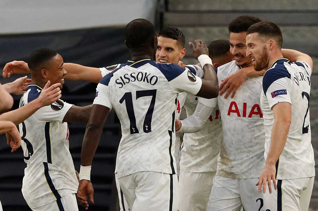 Dele Alli (kedua kanan) melakukan selebrasi bersama rekan-rekan setimnya usai menjebol gawang tim tamu Wolfsberger.