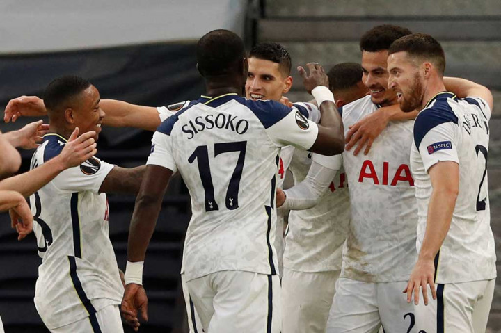 Dele Alli (kedua kanan) melakukan selebrasi bersama rekan-rekan setimnya usai menjebol gawang tim tamu Wolfsberger.