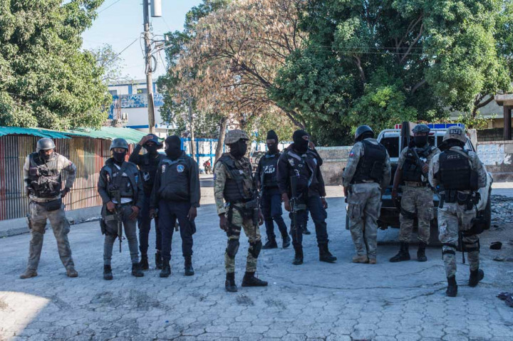 Sebuah pasukan polisi dengan kekuatan besar dikerahkan ke penjara, dan tidak lama kemudian suasana dapat dikendalikan.