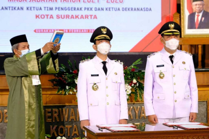 Gibran Rakabuming Raka dan Teguh Prakosa resmi dilantik sebagai Wali Kota dan Wakil Wali Kota Surakarta periode 2021-2026 yang digelar di Graha Paripurna DPRD, Jumat, 26 Februari 2021.