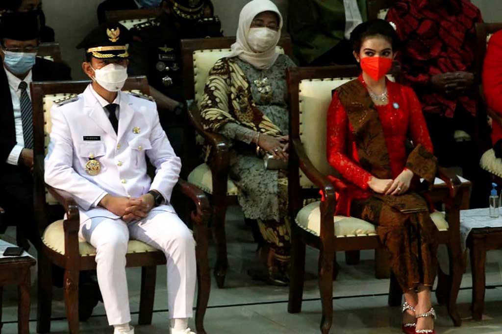 Selain itu, istri Gibran, Selvi Ananda juga dilantik sebagai Ketua Tim Penggerak PKK Kota Surakarta dan Dewan Kerajinan Nasional Daerah (Dekranasda) Kota Surakarta oleh Ketua TP PKK Jateng, Atikoh Ganjar Pranowo.