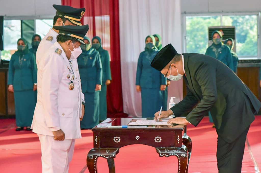 Gubernur Nusa Tenggara Barat Zulkieflimansyah melantik enam pasangan bupati/wali kota terpilih periode 2021-2026 di Gedung Graha Bhakti Praja Kompleks Kantor Gubernur di Mararam, Jumat, 26 Februari 2021.