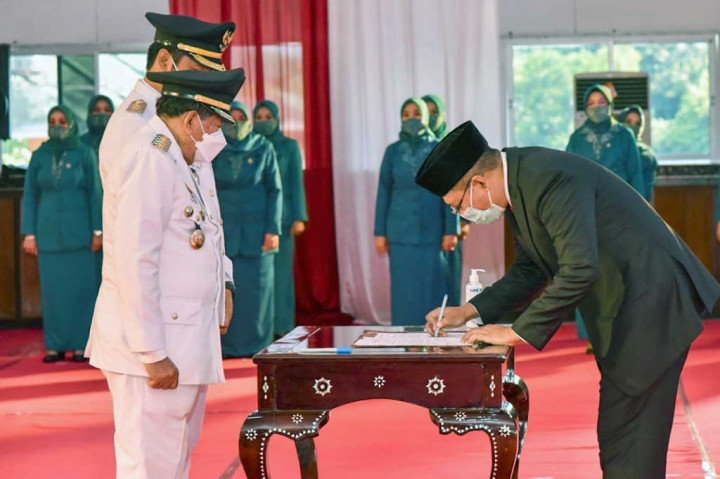 Gubernur Nusa Tenggara Barat Zulkieflimansyah melantik enam pasangan bupati/wali kota terpilih periode 2021-2026 di Gedung Graha Bhakti Praja Kompleks Kantor Gubernur di Mararam, Jumat, 26 Februari 2021.