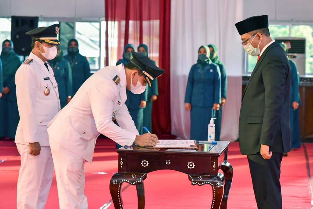 Enam pasangan kepala daerah yang dilantik Gubernur NTB, yakni Wali Kota/Wakil Wali Kota Mataram H Mohan Roliskana dan TGH Mujiburahman; Bupati/Wakil Bupati Lombok Utara H Djohan Sjamsu dan Danny Karter Febrianto RST.