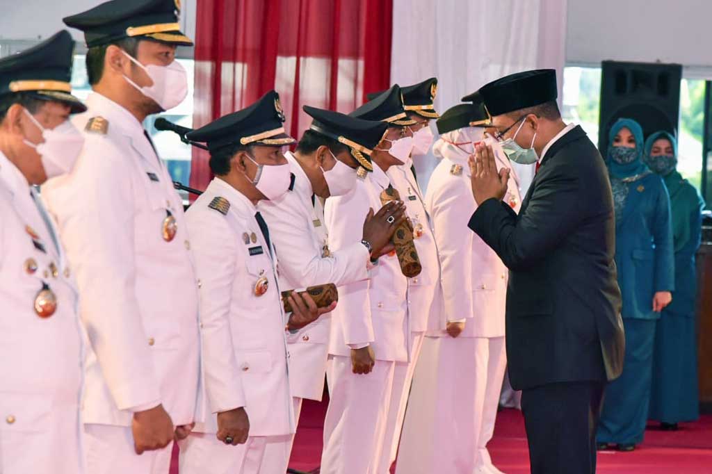 Dari tujuh daerah yang melaksanakan Pilkada Serentak 2020, hanya Kabupaten Sumbawa yang belum dilakukan pelantikan, karena masih menghadapi sengketa hasil pilkada dan kini tengah berproses di Mahkamah Konstitusi (MK). Jabatan bupati masih dijabat oleh Pelaksana Harian (Plh) Bupati, yaitu Sekda setempat.